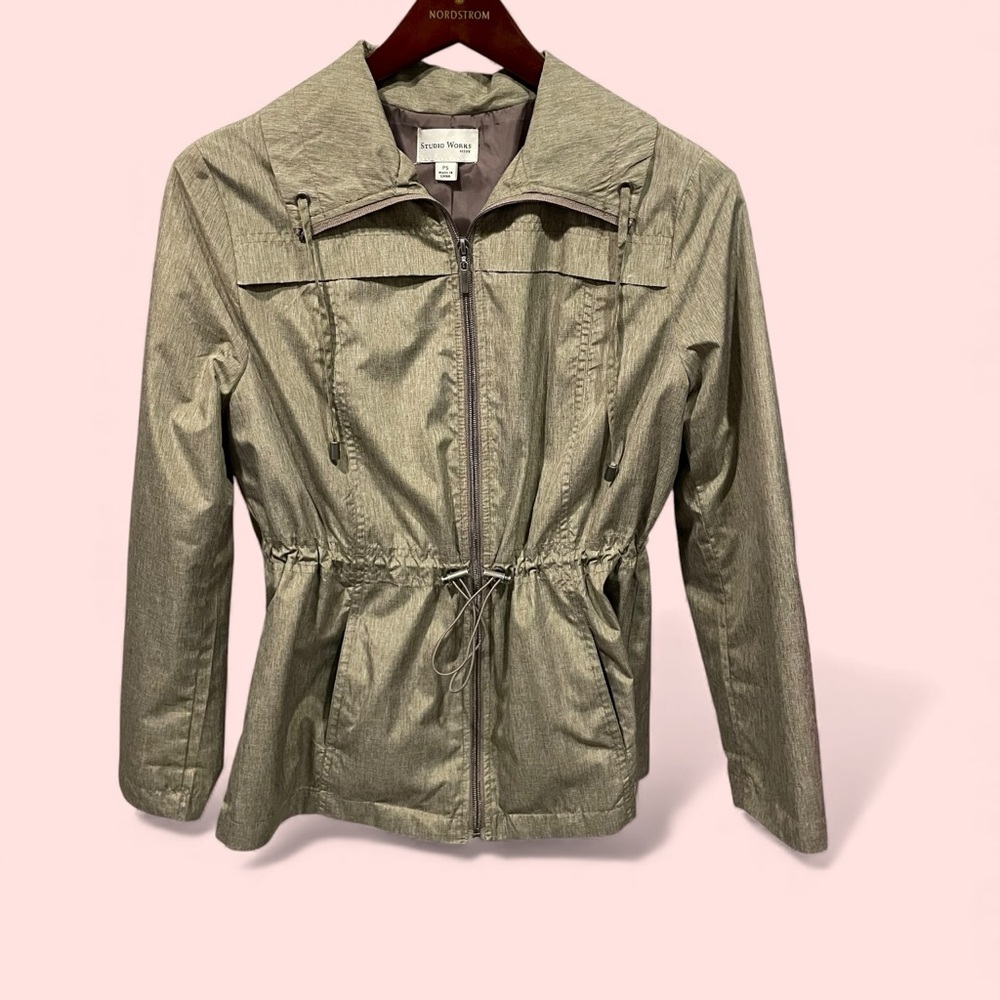 Cute vintage 90s creamy tan windbreaker lined jacket pockets rain weather